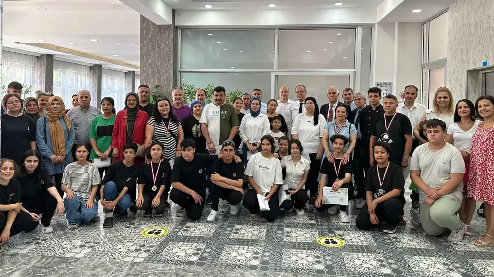 Yarışmada en güzel yemeği aileleriyle birlikte yaptılar