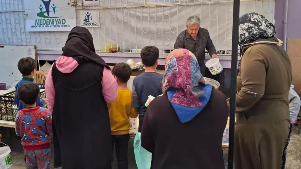 Geleneksel iftarlık yemek dağıtımına bu yılda devam ediyor