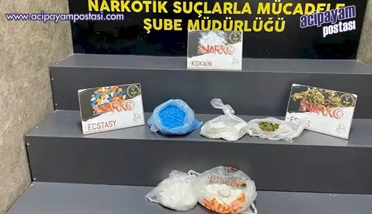 Durdurulan araçtan 2 kiloya yakın kokain
                    ele geçirildi